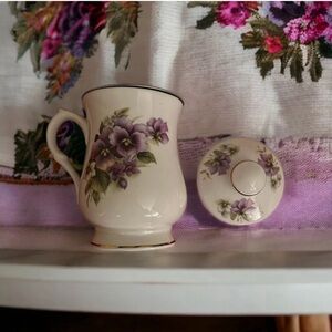Vintage Royal Victorian Bone China Tea Cup w/ Infuser ~ Excellent Condition!
